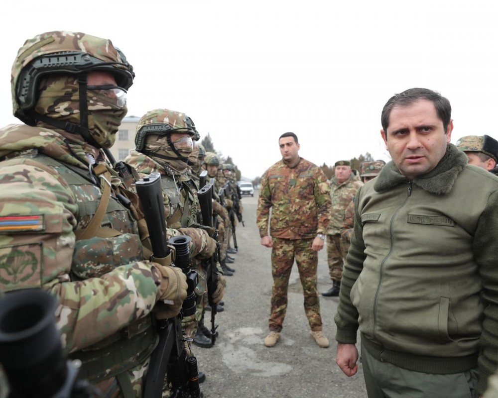 Министр обороны Армении встретился с военнослужащими сил специального назначения 