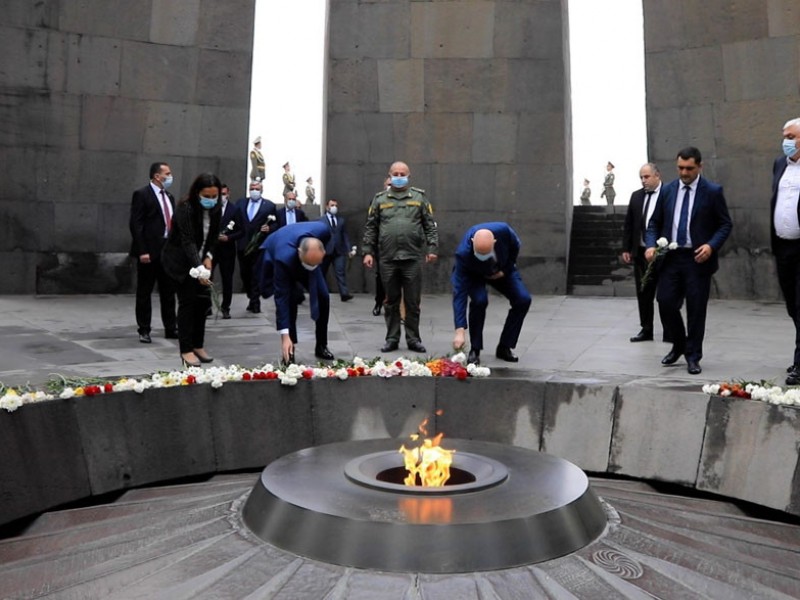 Министр обороны Грузии посетил мемориал Геноцида армян