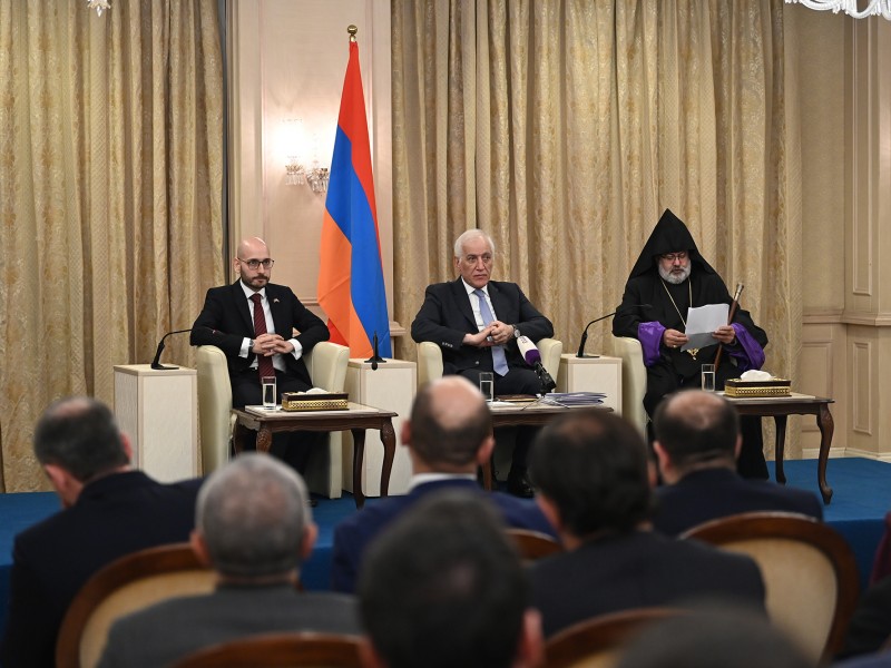 Президент РА встретился с представителями армянской общины в Ираке