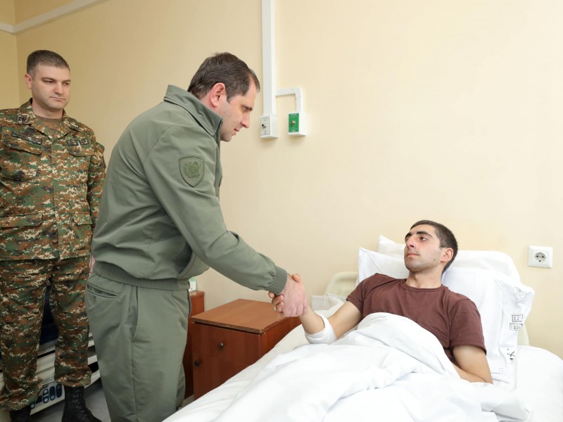 Сурен Папикян навестил раненых военнослужащих