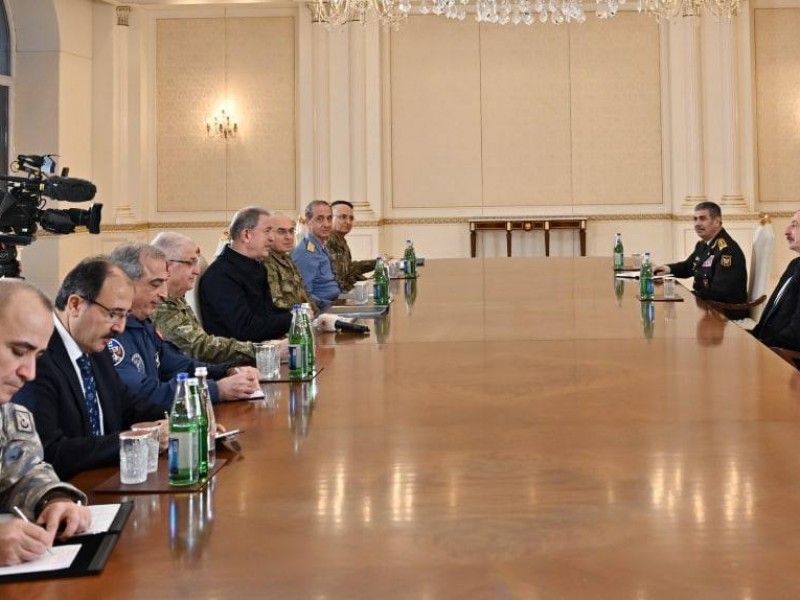 Президент Азербайджана и министр обороны Турции обсудили сотрудничество в военной сфере