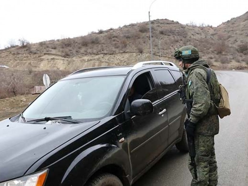 Миротворцы за сутки обеспечили безопасный въезд более 600 автомобилей в Карабах и обратно