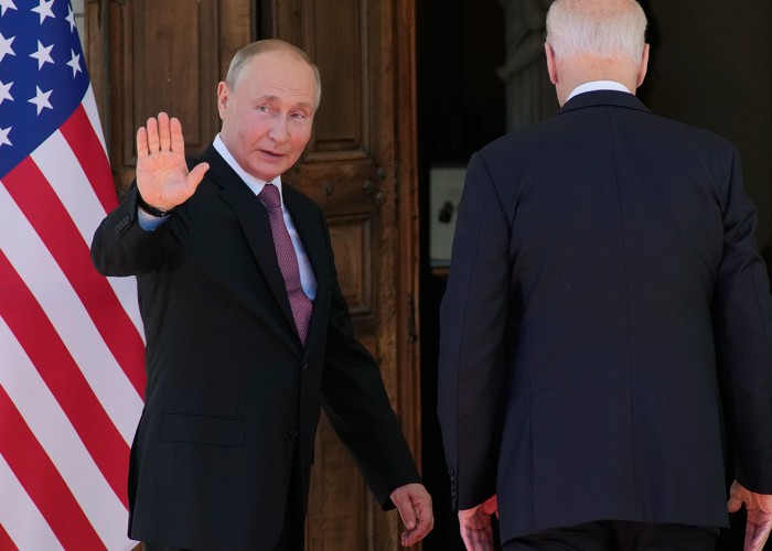 Конструктивный и опытный собеседник: Путин охарактеризовал Байдена