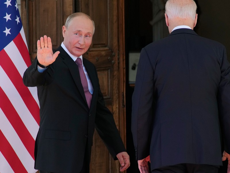 Конструктивный и опытный собеседник: Путин охарактеризовал Байдена