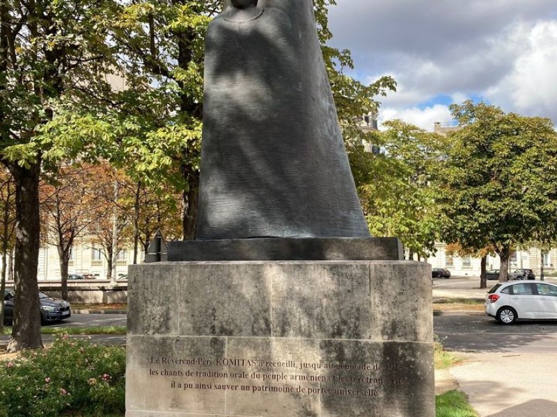 В Париже осквернили памятник Комитасу