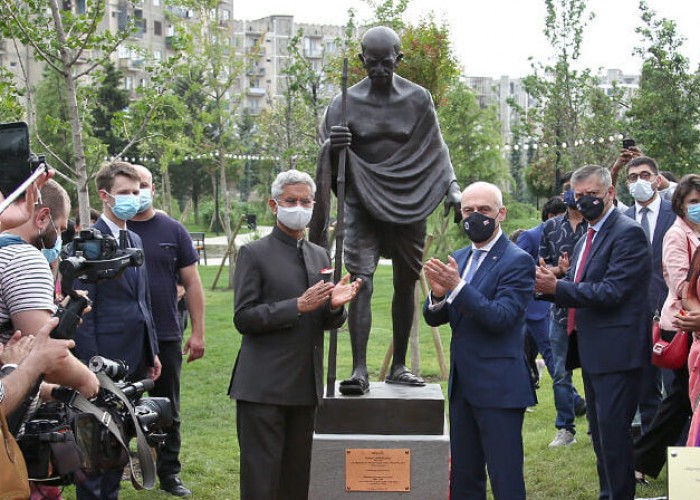 В Тбилиси поврежден памятник Махатме Ганди