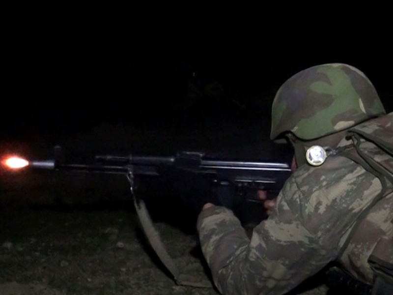 Азербайджанская армия провела ночные учения с боевой стрельбой 