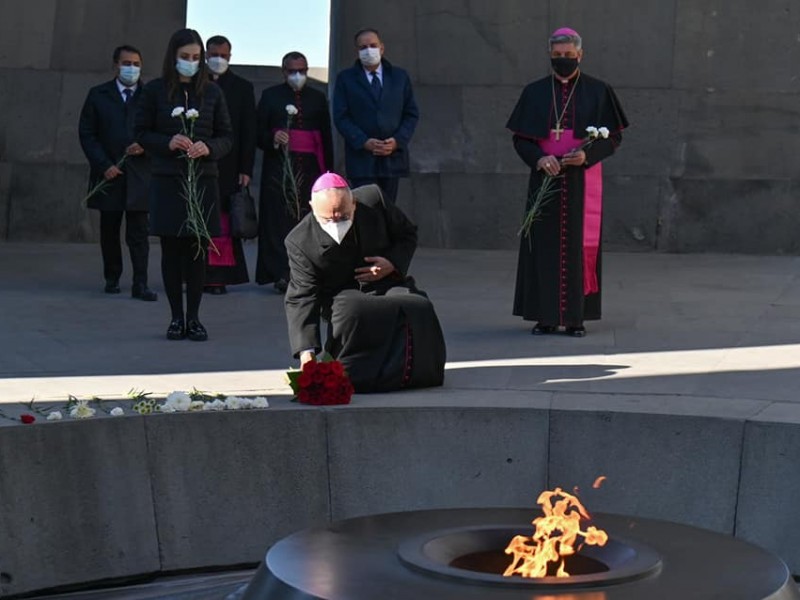 Замгоссекретаря по общим вопросам Святого Престола почтил память невинных жертв Геноцида