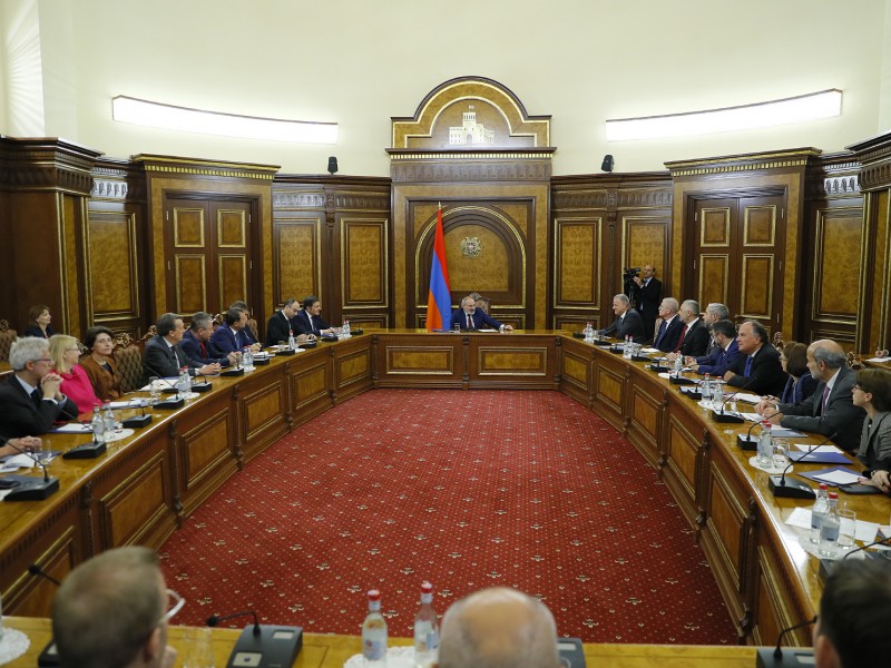 Пашинян провел встречу с аккредитованными в Армении послами ЕС и государств-членов ЕС