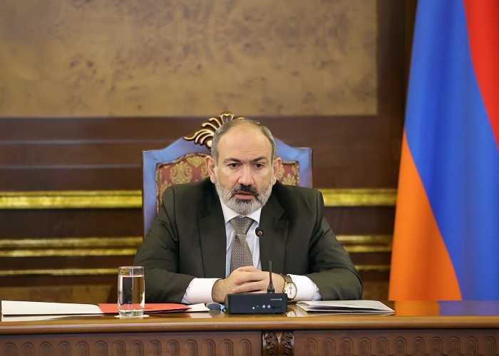 Пашинян объяснил причину освобождения Карапетяна от должности министра обороны Армении 