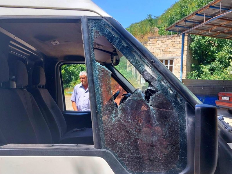 В Нагорном Карабахе в результате обстрелов противника повреждена гражданская машина