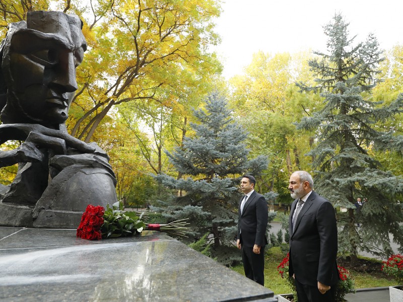 Премьер-министр Армении почтил память жертв теракта 27 октября 