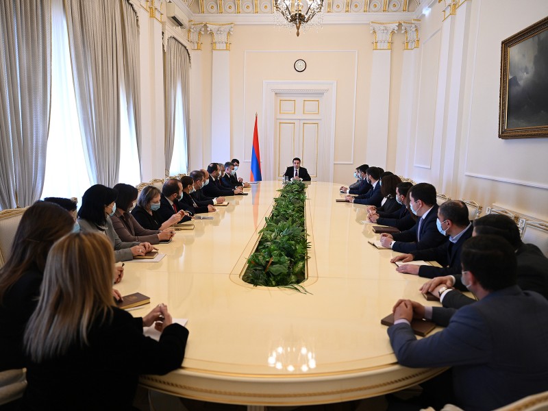 Ален Симонян встретился с сотрудниками Аппарата президента
