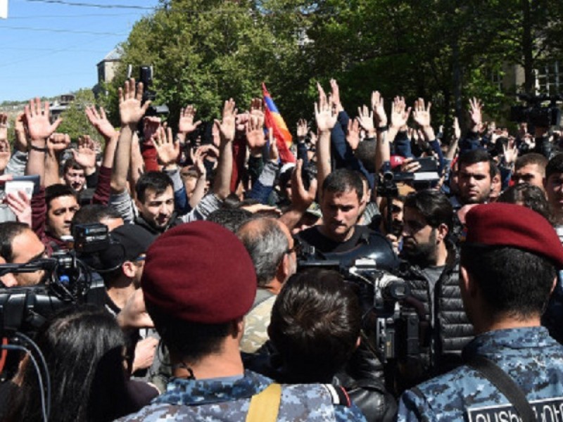 Բախումներ Երեւանում. ոստիկանությունը պատրաստավում է ցրել հավաքը՝ կիրառելով ուժ