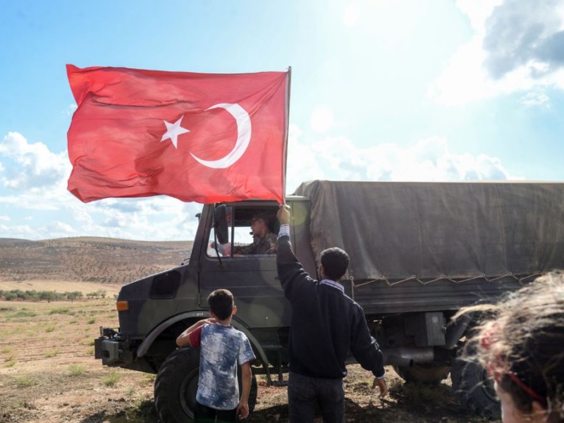 Эксперт: Турция должна остановить военную кампанию после появления сирийских войск