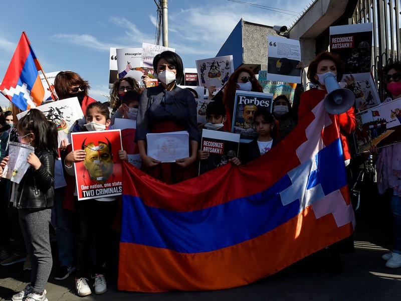 Արցախցի կանայք երթով շարժվում են դեպի ադրբեջանցիների կողմից արգելափակված հատված