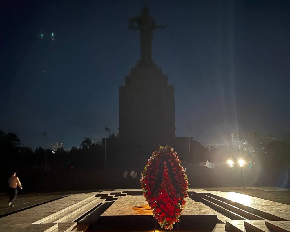 У памятника «Мать Армения» зажгли лампады в память о погибших в ВОВ