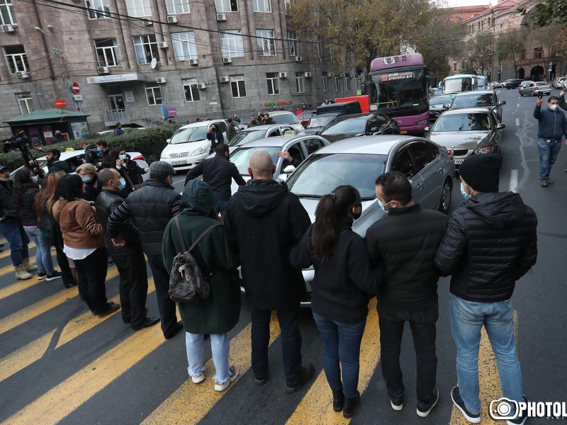 Երևանյան փողոցները փակ են. քաղաքացիները պահանջում են Փաշինյանի հրաժարականը (FOTO)