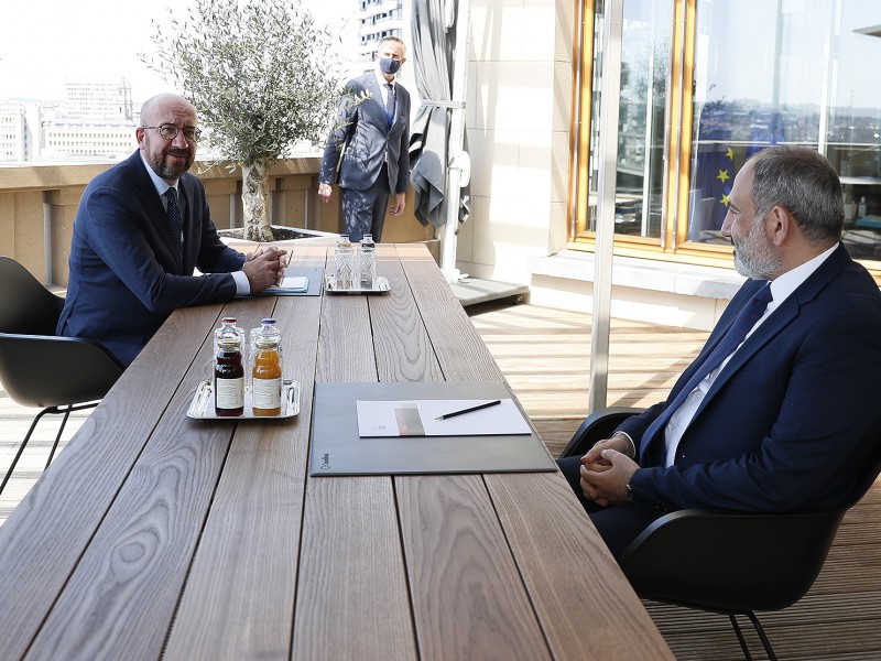 Глава Евросовета призвал лидеров Армении и Азербайджана к возобновлению переговоров