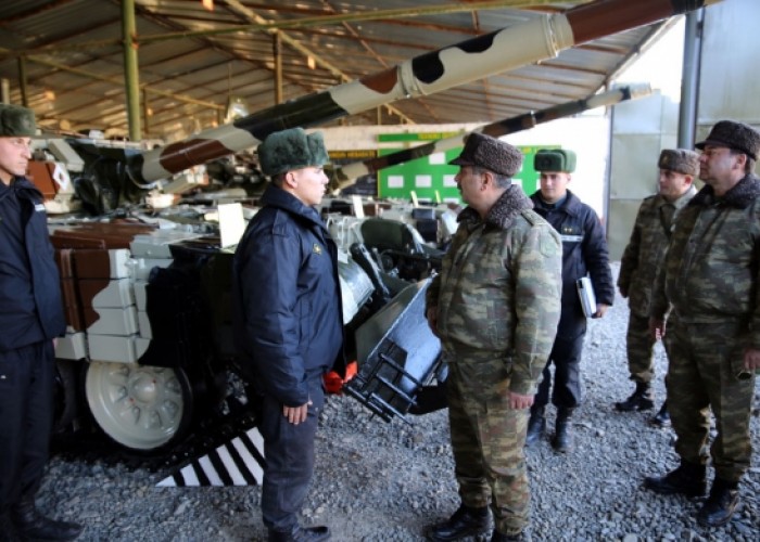 Закир Гасанов проверил боеготовность танкистов на линии фронта