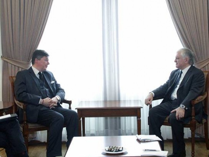 Глава МИД Армении и французский сенатор обсудили карабахское урегулирование