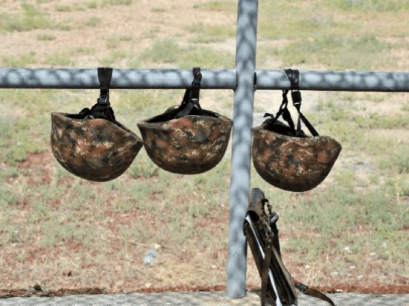 На боевом посту обнаружены тела трех военнослужащих с огнестрельными ранениями - МО