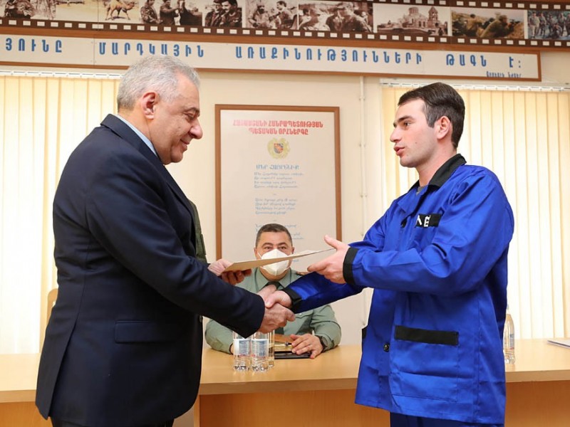 Министр обороны Армении посетил раненых в ходе войны военнослужащих и вручил им медали