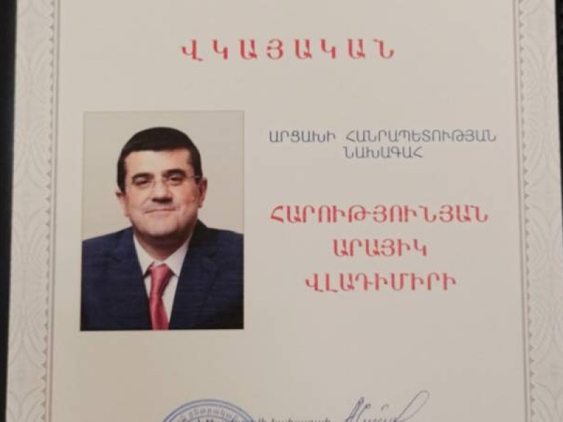 ЦИК вручил Араику Арутюняну удостоверение президента Арцаха