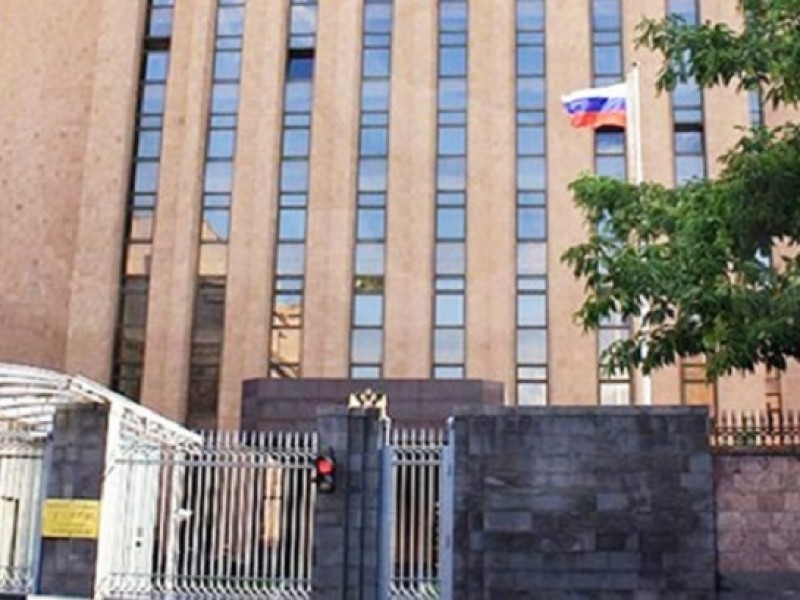 Протестующие заблокировали посольство России в Армении
