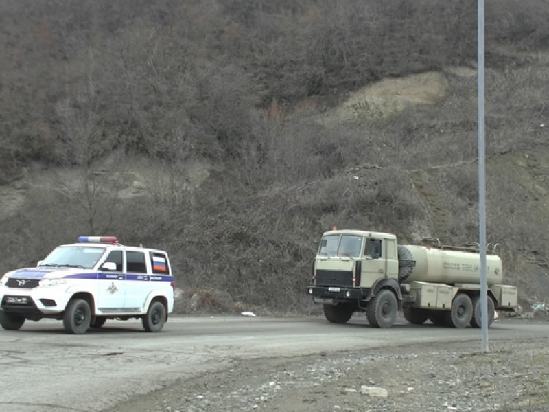 Российские миротворцы обеспечили безопасность автомобильных колонн в Карабахе