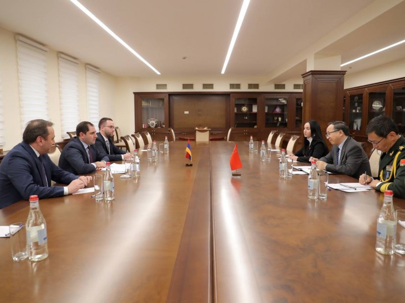 Министр обороны Армении обсудил с послом Китая сотрудничество в оборонной сфере