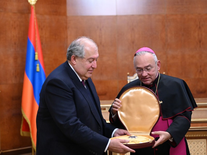 Ֆրանցիսկոս Պապը նախագահ Սարգսյանին պարգևատրել է IX շքանշանով