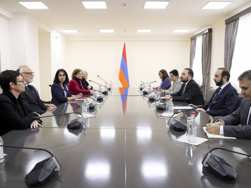 Глава МИД Армении и экс-премьер Франции обсудили региональную безопасность и стабильность