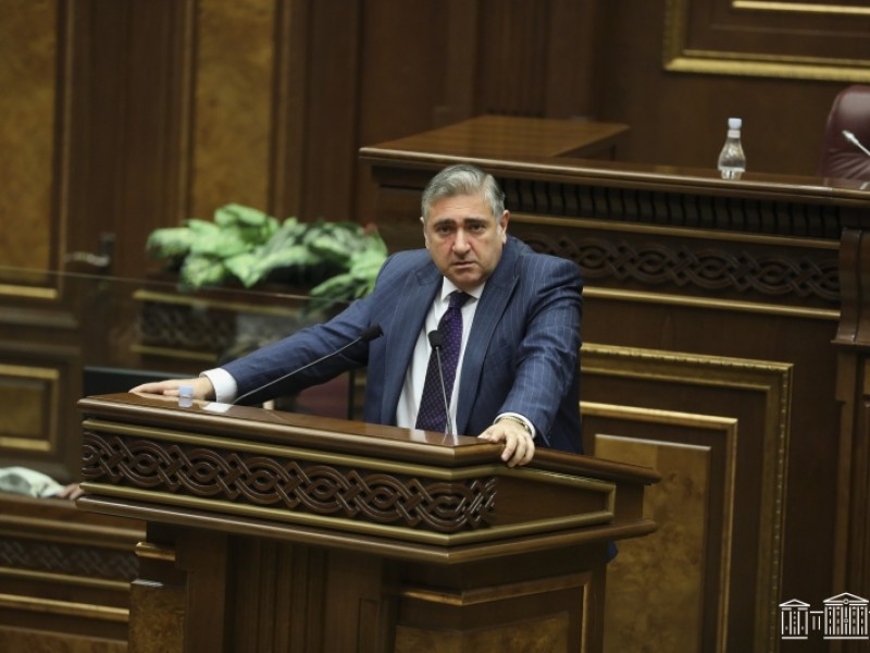 Артур Хачатрян: Правящая сила убивает парламентаризм в Армении
