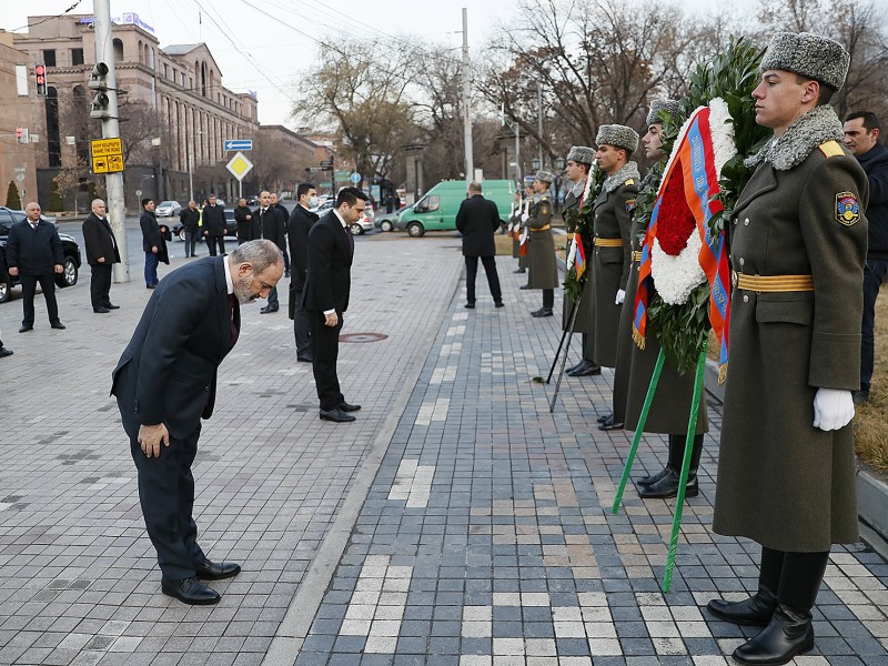 Никол Пашинян почтил память жертв событий 1 марта 2008 года