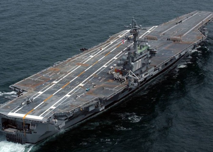 ВМС США открыли предупредительный огонь по иранским катерам