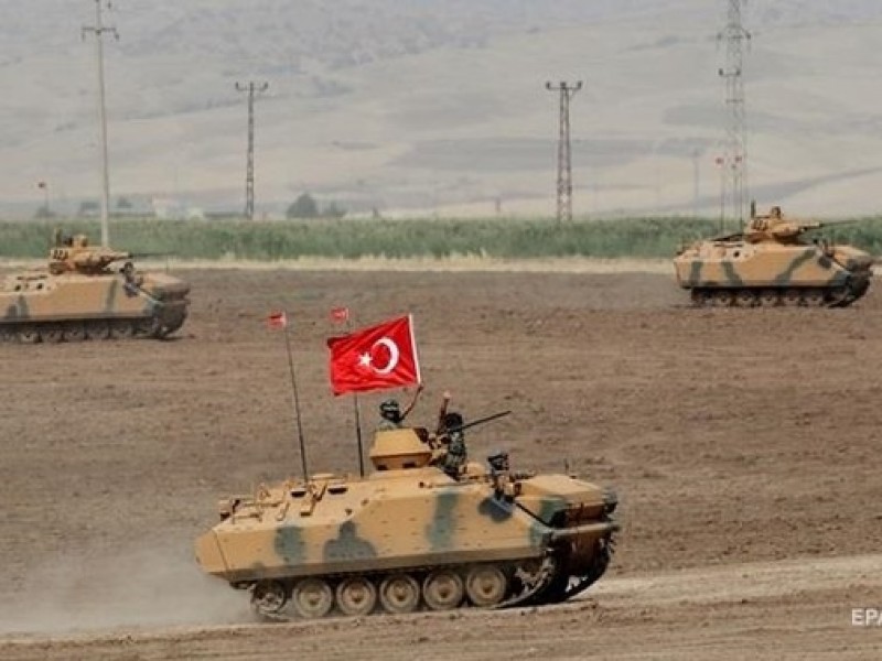 Турция стянула бронетехнику к сирийской границе