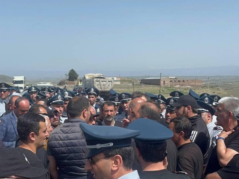 «Говорил и буду говорить - он турок»: граждане перекрыли автомагистраль Ереван-Гюмри