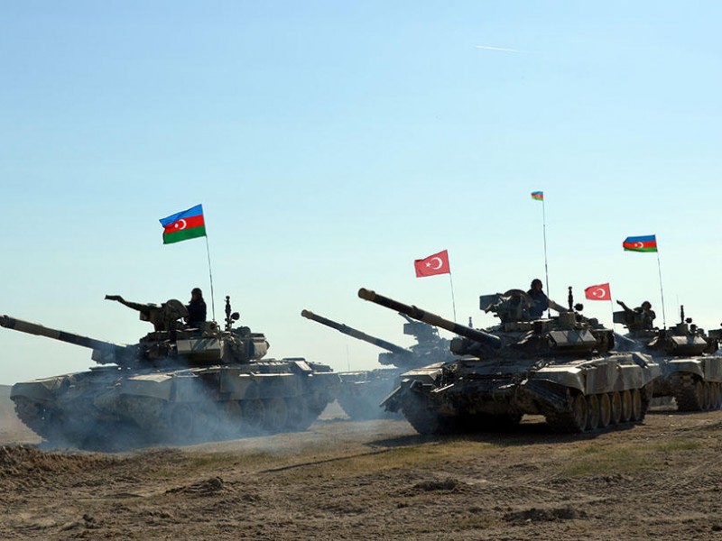 Турецкие и азербайджанские войска проводят учения на границе с Арменией