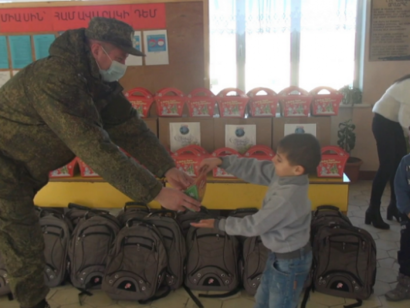 Российские миротворцы вручили новогодние подарки ученикам двух школ в городе Степанакерте