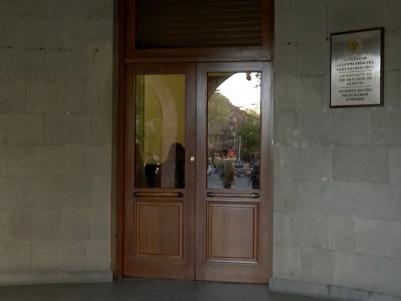 В здании правительства продолжается закрытая встреча Мгера Григоряна с жителями Тавуша