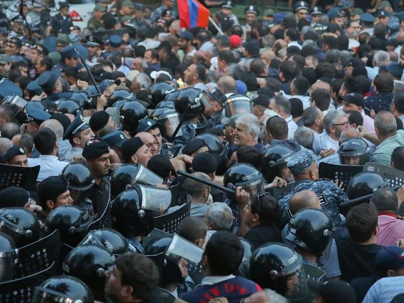 Политическая борьба в Армении: перманентный кризис без надежд на общественный консенсус