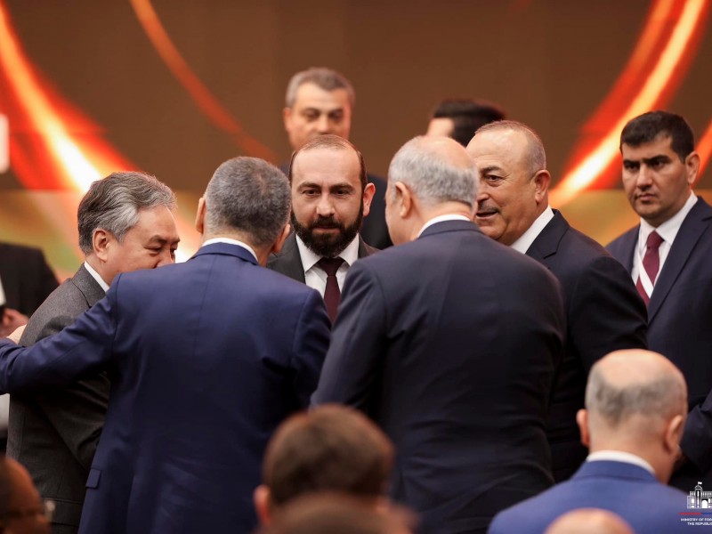 Глава МИД Армении пообщался с бывшим министром иностранных дел Турции