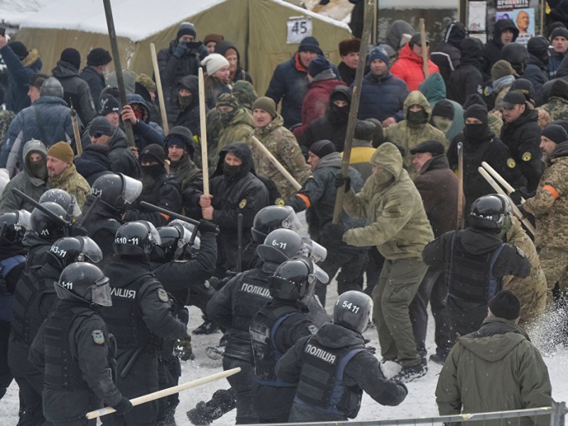 Беспорядки в Киеве: ранены полицейские, центр города перекрыт
