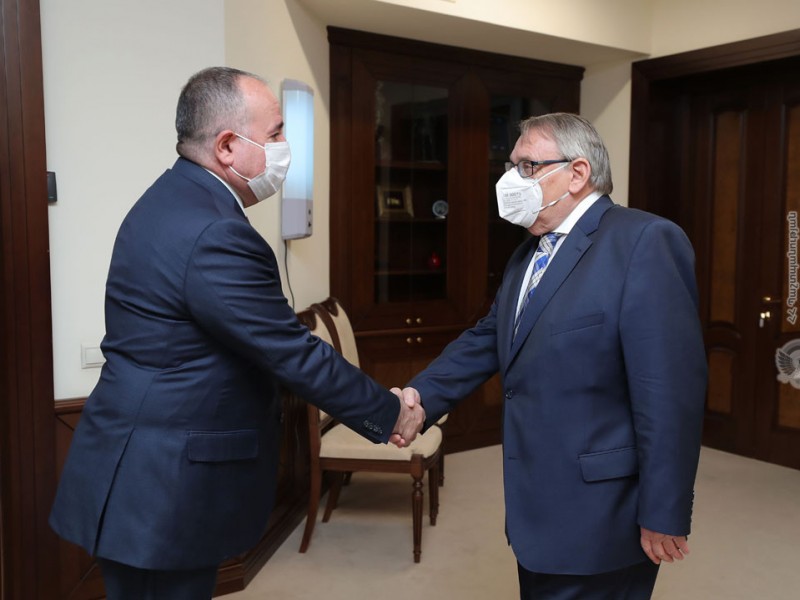 Глава Минобороны Армении и посол Чехии обсудили вопросы сотрудничества в оборонной сфере