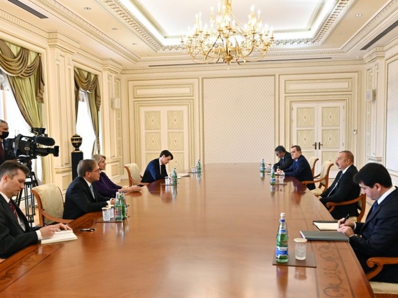 Алиев обсудил с помощником госсекретаря США нормализацию отношений между Баку и Ереваном