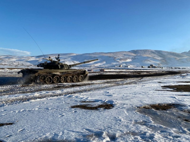 Военнослужащие ЮВО выполнили «танковую карусель» на высокогорном полигоне в Армении