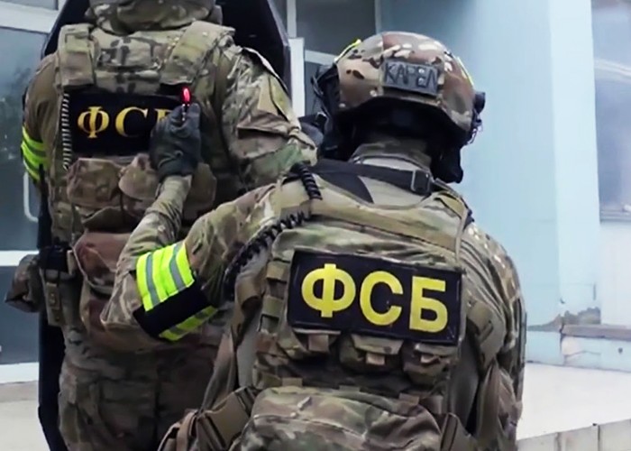 ФСБ задержала в ряде регионов России 13 человек, планировавших атаки на учебные заведения