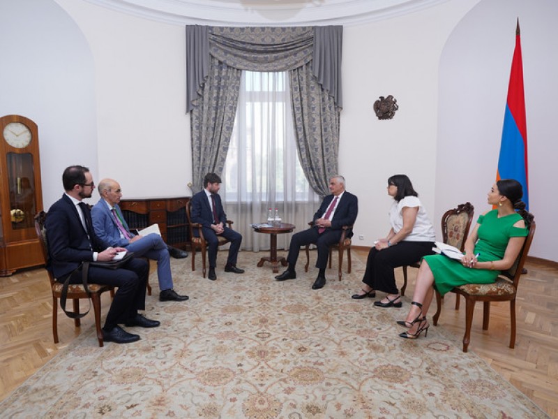 Вице-премьер Армении и посол Франции обсудили блокировку Азербайджаном Лачинского коридора