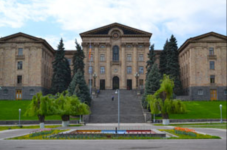 Парламент Армении созывает экстренное заседание в связи с боевыми действиями в Арцахе 